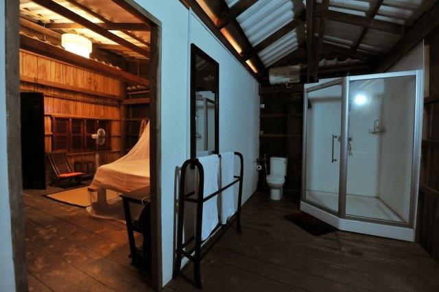 Boat House bathroom, Champa Lodge