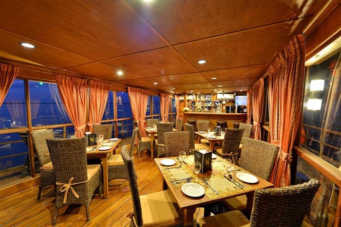 Dining area & bar