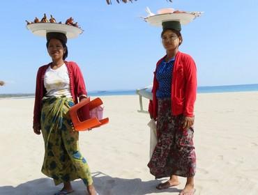 Local food sellers, Ngwe Saung
