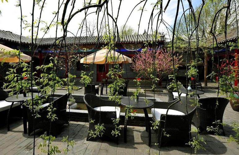 Courtyard, Cote Cour