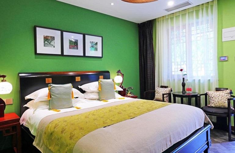 Bedroom, Cote Cour