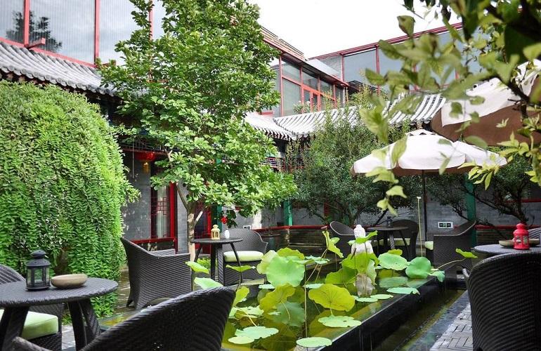 Courtyard, Cote Cour