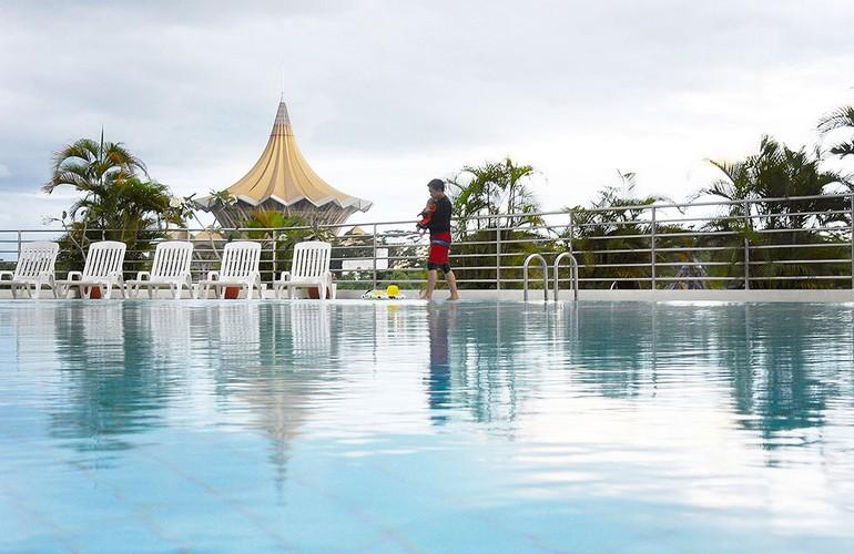 Swimming pool, Riverside Majestic