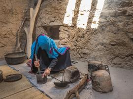 Omani woman preparing coffee, Al Hamra