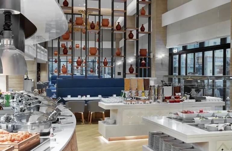 Restaurant, Hilton Garden Inn Muscat Al Khuwair