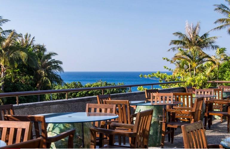 Compass Restaurant, Caesar Park Hotel